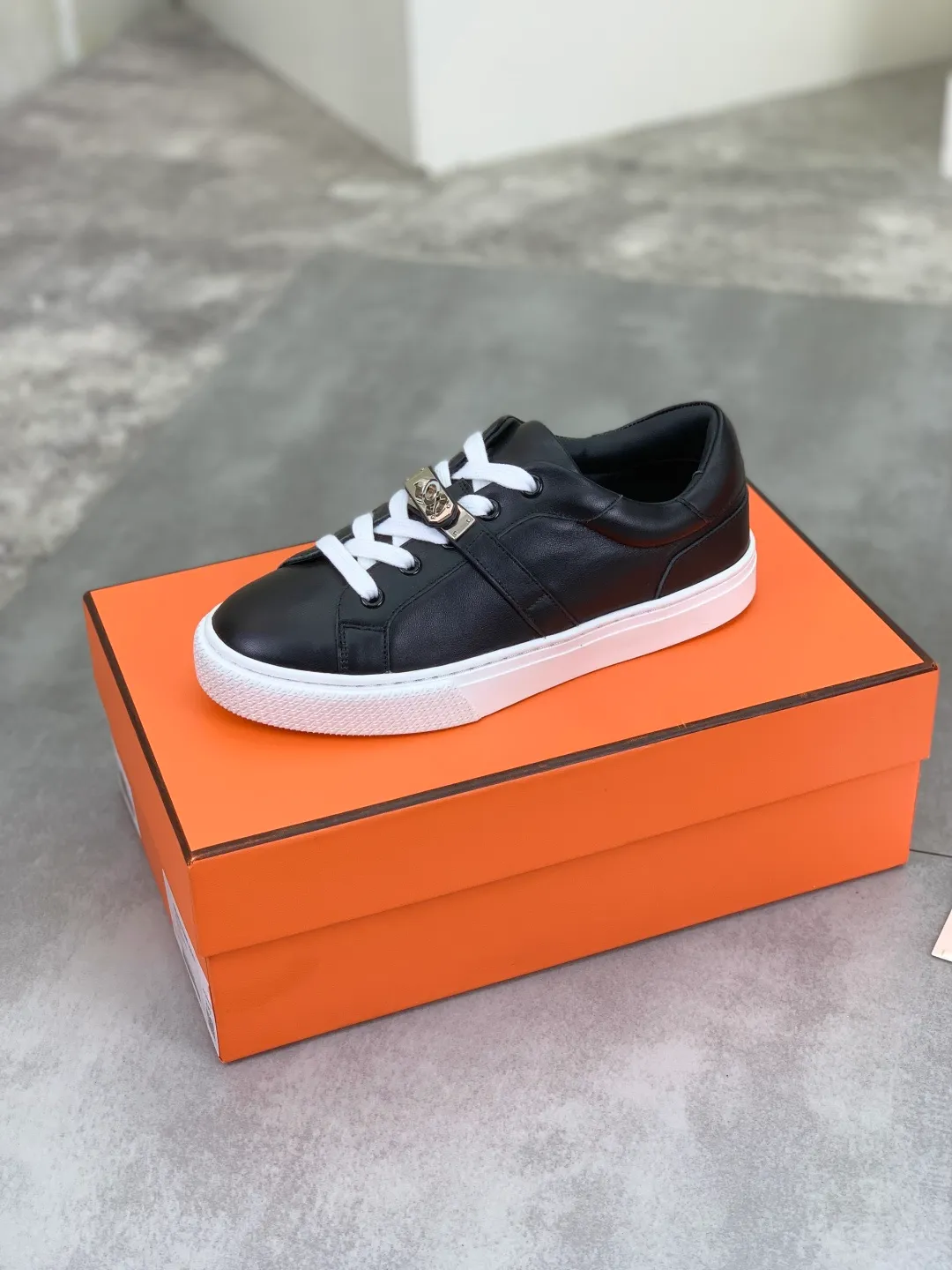 Men's men's shoes 💰P640 New Hermes top version Hermès classic couple style #𝐊𝐞𝐥𝐥𝐲 buckle casual white shoes skateboard shoes that will not conflict with shoes at all. Full of unknowns, Hermès rarely produces flat casual shoes and they are paired with classic palladium-plated Kelly shoe buckles! You'll fall in love with it at first sight. It's super versatile and can be worn with any skirt or pants. 🉑️Close your eyes and wear it. It's super noble. Fabric: Specific cowhide/canvas material. Lining: Sheepskin lining. Outsole: Original molded TPU outsole. Size: 35-45.
